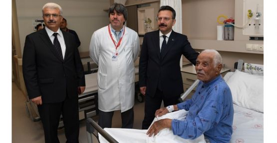 Vali Aksoy, Kore gazisini hastanede ziyaret etti