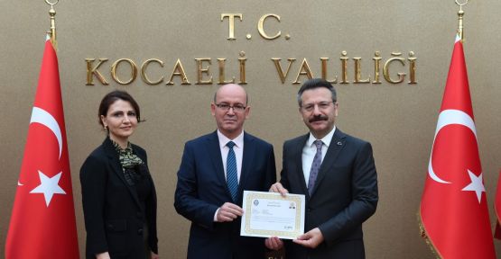  Vali Aksoy ve eşinden sağlıkçılara başarı belgesi