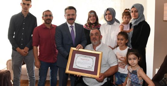 Vali Aksoy’dan evini devlete bağışlayan gaziye teşekkür belgesi 