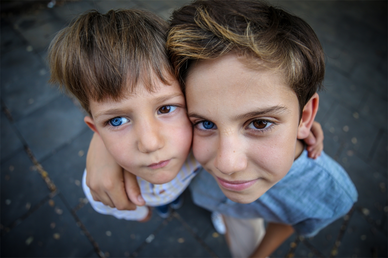 Голубоглазые родственники. Братья из Турции с гетерохромией. Мальчик с разноцветными глазами. Дети с разноцветными глазами. Дети с разным цветом глаз.